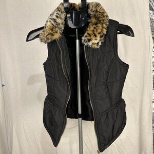 Circo Women's black vest size L